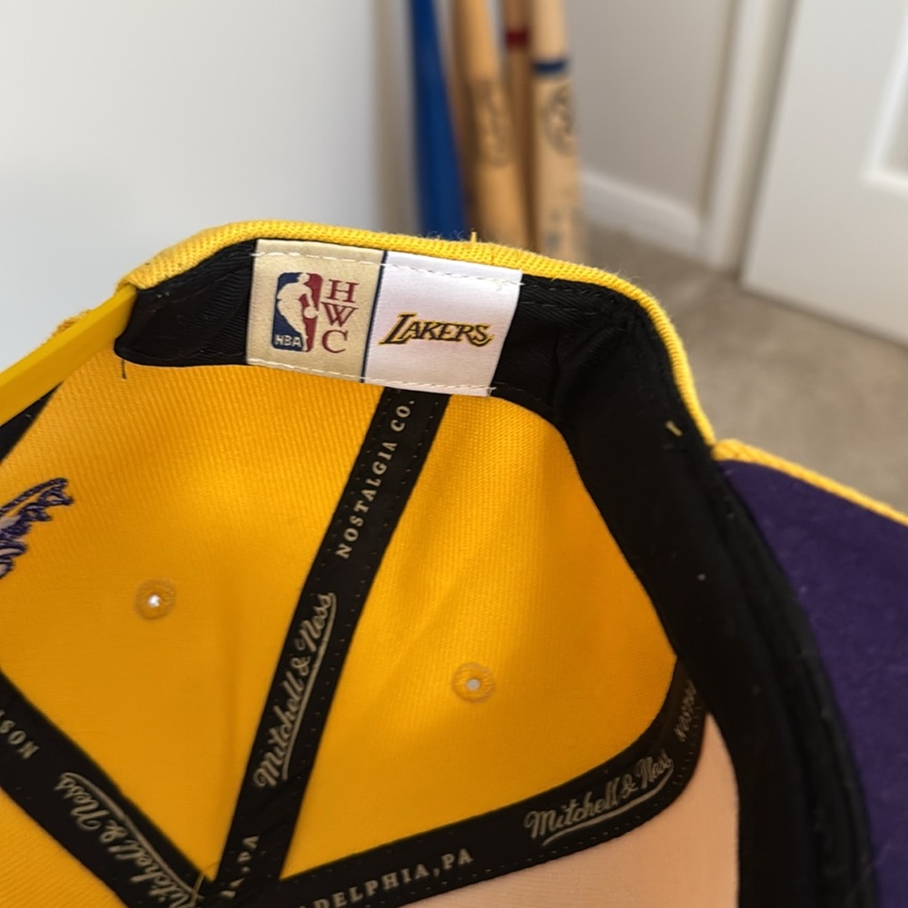 LA LAKERS MITCHELL AND NESS CAP - Picture 5 of 5